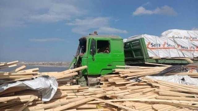 فتح الطريق الزراعى بعد انقلاب سيارة نقل محملة بالأخشاب في القليوبية