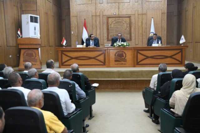 محافظ قنا يبحث مع قيادات التضامن الاجتماعي سبل دعم الأسر الأولى بالرعاية