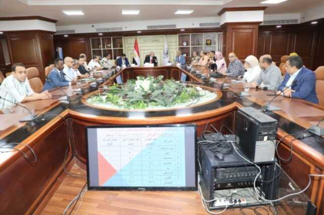 محافظ بني سويف يتابع أعمال فتح اللجان وانتظام التصويت من داخل غرفة العمليات