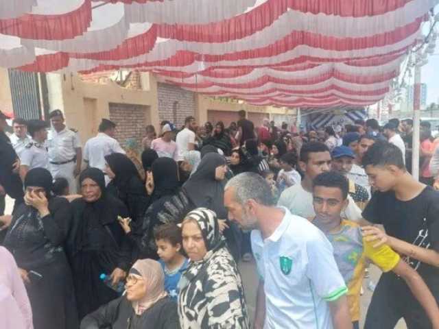 «الضواحي ببورسعيد» يشهد إقبالاً كبيراً من الناخبين على صناديق الاقتراع
