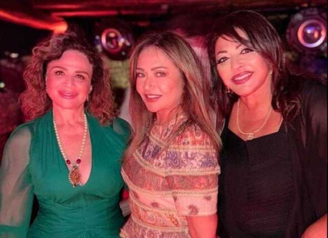 برفقة إلهام شاهين وهالة صدقي.. ليلى علوي تستعيد ذكرياتها في أحدث إطلالة