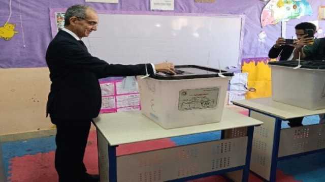 وزير الاتصالات يدلي بصوته بلجنة المدرسة اليابانية في الشيخ زايد |صور