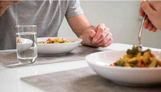 لهذا السبب.. احذر تناول شرب الماء أثناء تناول الوجبات