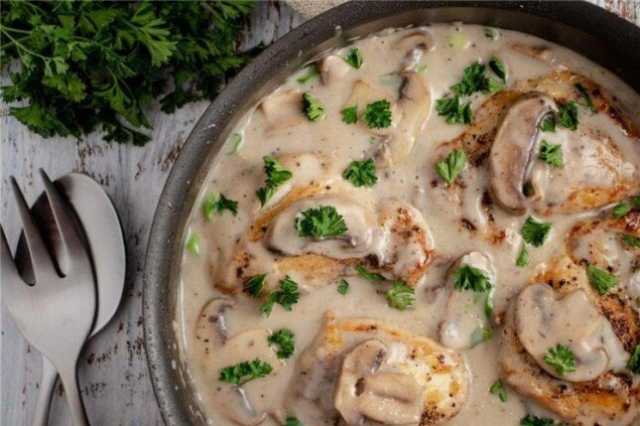 تتميز بنكهتها الغنية.. طريقة عمل شوربة دجاج بالوايت صوص والمشروم
