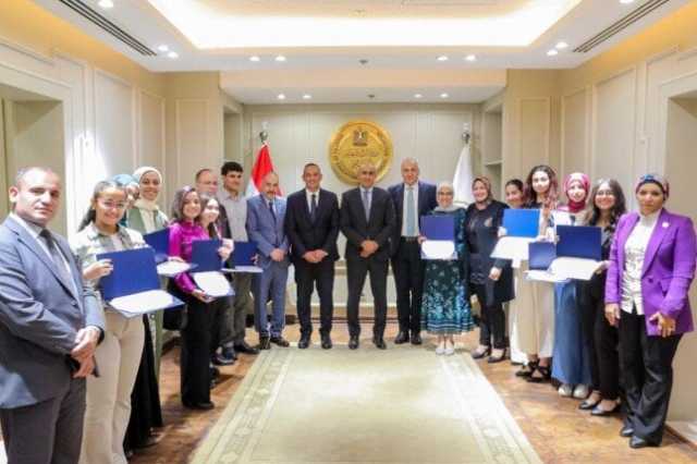 وزير التربية والتعليم يكرم الطلاب أوائل مدارس النيل المصرية الدولية