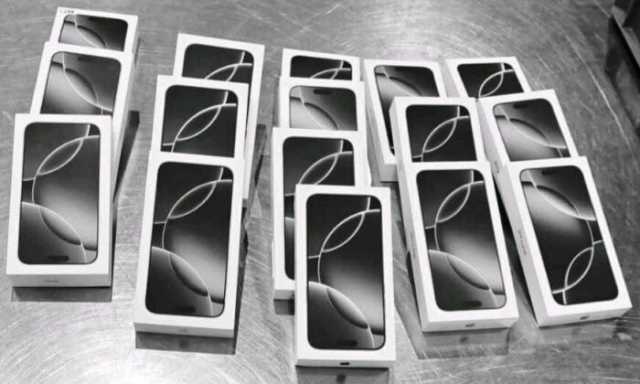 جمارك مطار أسيوط الدولي تحبط محاولة تهريب عدد من الهواتف المحمولة