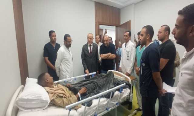 محافظ الأقصر يطمئن على مصابي الأتوبيس ويؤكد: الدولة لن تتخلى عنهم.