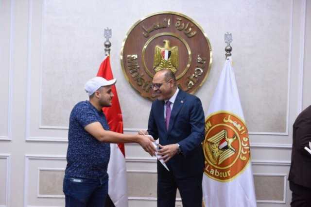 وزير العمل يُسلم عقود لشباب لوظائف في الإمارات والبوسنة والهرسك