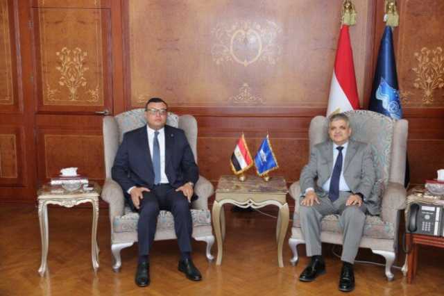 الفريق أسامة ربيع ووزير الإسكان يبحثان إمكانية إنشاء محطات لتحلية المياه بمدن القناة