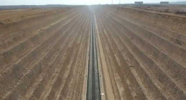 شقوا الجبال من أجل التنمية.. تركيب القضبان في مشروع الخط الأول للقطار السريع «صور»