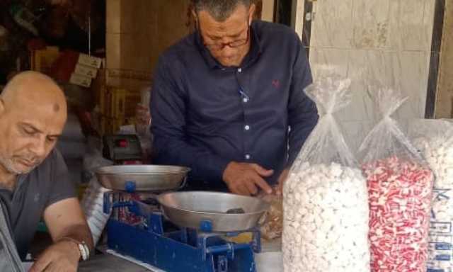 ضبط كميات كببرة من الحلويات والسلع مجهولة المصدر بكفر الشيخ