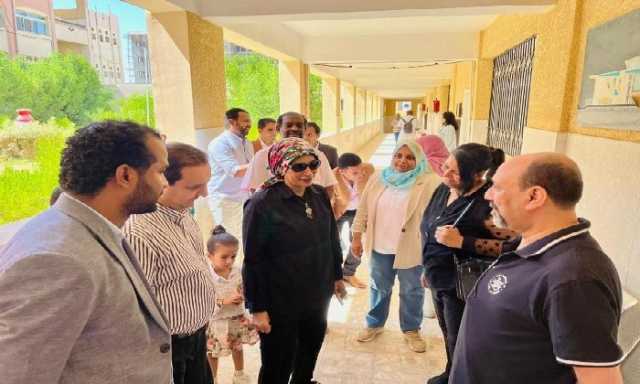 رئيس جامعة الأقصر تتفقد أعمال الكشف الطب والمقابلات الشخصية للطلاب الجدد بكلية السياحة والفنادق