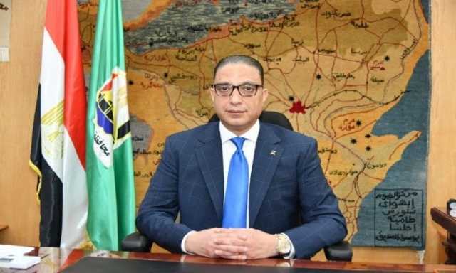احتفالاً بذكرى نصر أكتوبر.. محافظ الفيوم يضع إكليلاً من الزهور على النصب التذكارى للشهداء