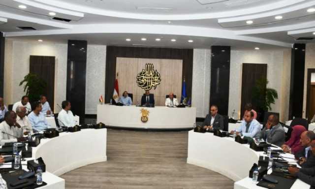 محافظ أسوان يبحث مع المستثمرين دفع عجلة التنمية وفرص الاستثمار