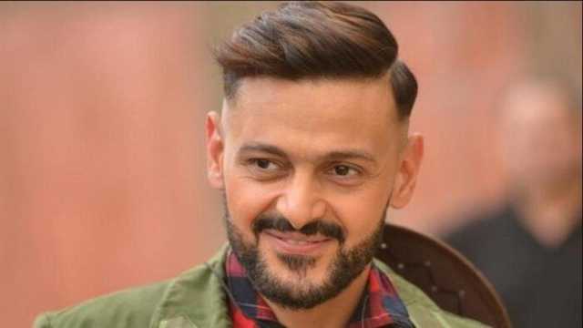 رامز جلال يحتفل بالمولد النبوي الشريف أمام الكعبة