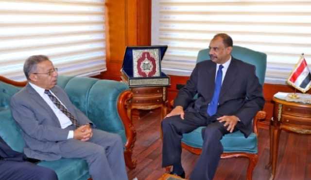 محافظ سوهاج يستقبل النقيب العام لأطباء مصر