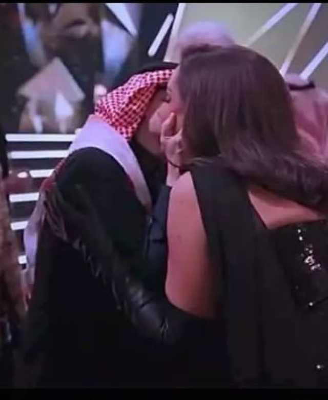 قبلة ساخنة من عبد المجيد عبد الله لـ أنغام تدفع بهما إلى الشرطة السعودية «القصة الكاملة»