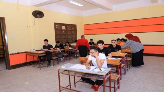 ضبط طالب يؤدي الامتحان بدلا من صديقه داخل مدرسة في العجوزة