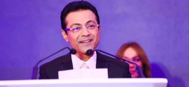 بعد تعرضه لحادث سير.. شيخ الأزهر يطمئن على الإعلامي محمد سعيد محفوظ