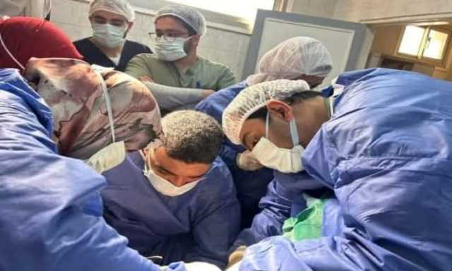 إنقاذ حياة مريض يعاني من غرغرينا بالقولون والأمعاء الدقيقة بمستشفى بنها الجامعي