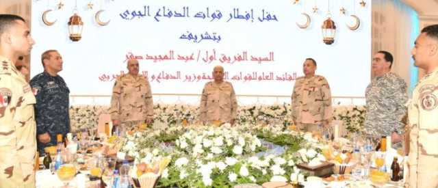 وزير الدفاع يشارك عددا من مقاتلي قوات الدفاع الجوي وجبة الإفطار