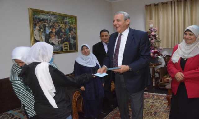 محافظ الغربية يُشارك الأيتام فرحة العيد ويوزع عليهم الهدايا