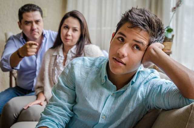 كيف تتعاملين مع أبنائك في سن المراهقة؟