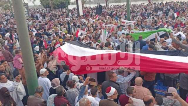 لا للتهجير.. كورنيش النيل في المنيا يتحول لساحة للتضامن مع فلسطين في صلاة العيد