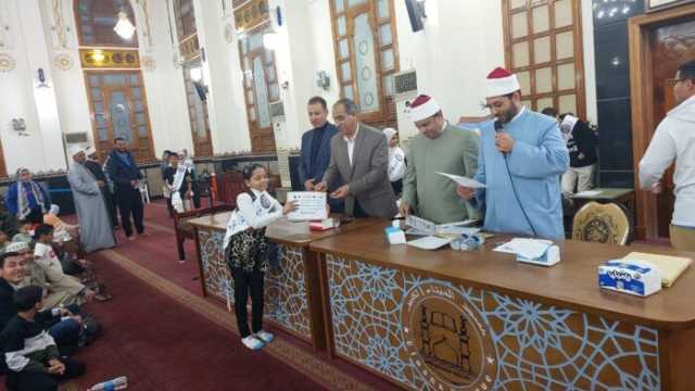 تكريم حفظة القرآن الكريم في المسابقة الكبرى بمسجد الميناء الكبير بالغردقة