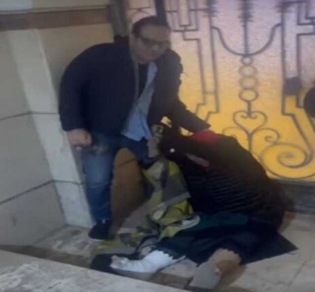 فيديو يهز السوشيال ميديا.. طبيب يعتدى على سيدة مصابة بالضرب والسحل بالشرقية