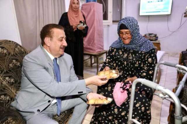 محافظ المنوفية يزور دار المسنين ببركة السبع للاطمئنان على مستوى الخدمات ويوزع كحك العيد على النزلاء