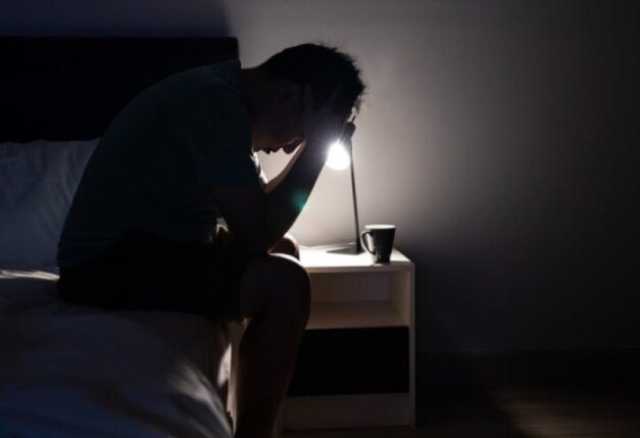 أخصائي مسالك بولية يوضح أسباب الاستيقاظ المتكرر ليلًا للتبول.. تجنب هذه العادة