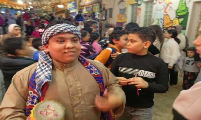 بـ جلباب وطبله.. أندرو يجسد شخصية المسحراتي احتفالاً بشهر رمضان في الإسكندرية