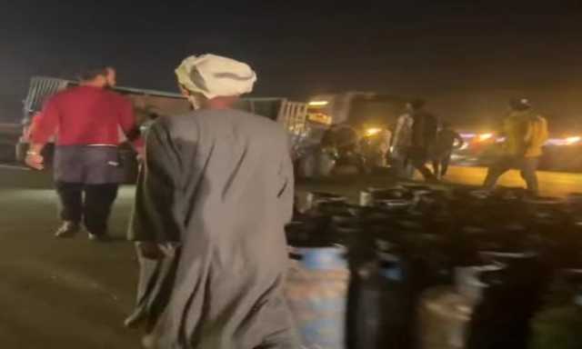 انقلاب سيارة نقل محملة بالأنابيب على الطريق الإقليمي بالمنوفية