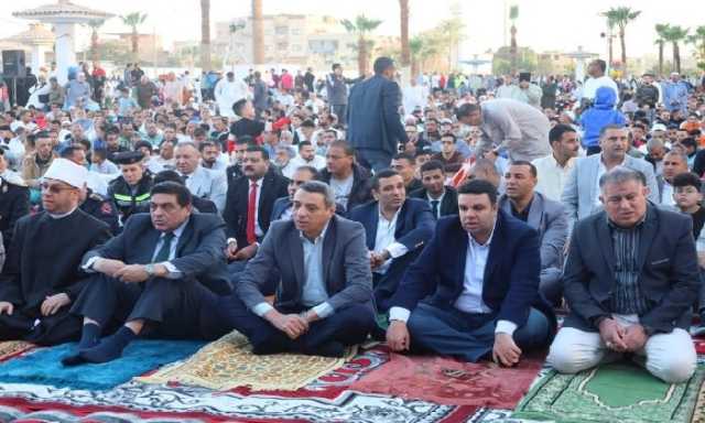 محافظ السويس يؤدي صلاة عيد الفطر المبارك بساحة حديقة الخالدين