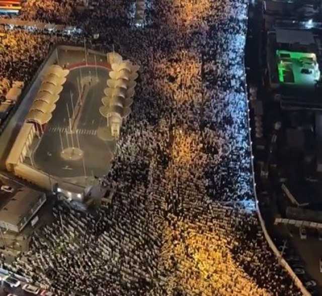الملايين يؤدون صلاة العشاء والتراويح في المسجد الحرام‬⁩