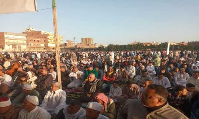 مواطنو أبوحماد بالشرقية يؤدون صلاة عيد الفطر المبارك فى الساحة الشعبية