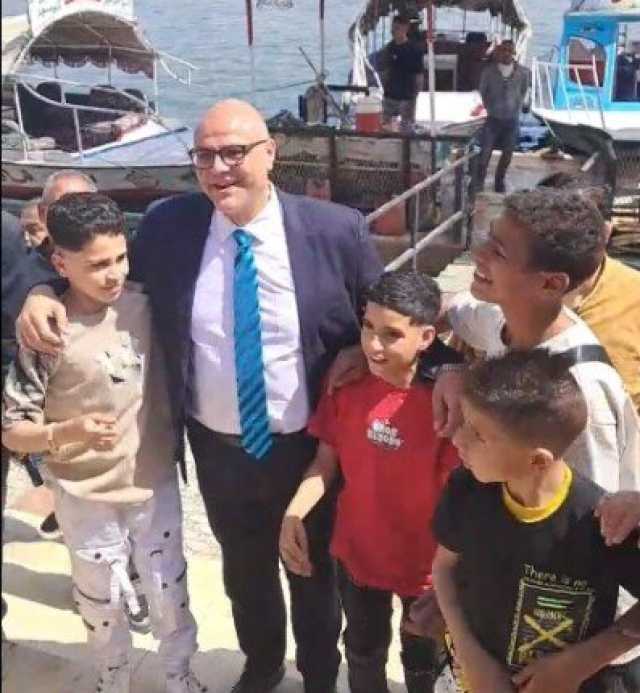 بالسيلفى والهدايا التذكارية.. محافظ القليوبية يُشارك الأطفال فرحتهم بعيد الفطر في القناطر الخيرية