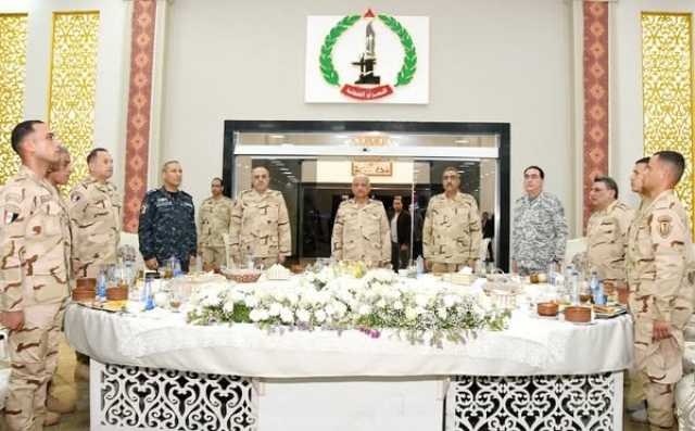 وزير الدفاع والإنتاج الحربي يشارك مقاتلي الجيش الثاني الميداني تناول وجبة الإفطار