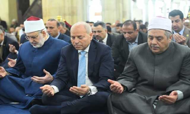 بمناسبة مرور 1085 عاما على تأسيسه.. .محافظ القاهرة يؤدى شعائر صلاة الجمعة بجامع الأزهر الشريف