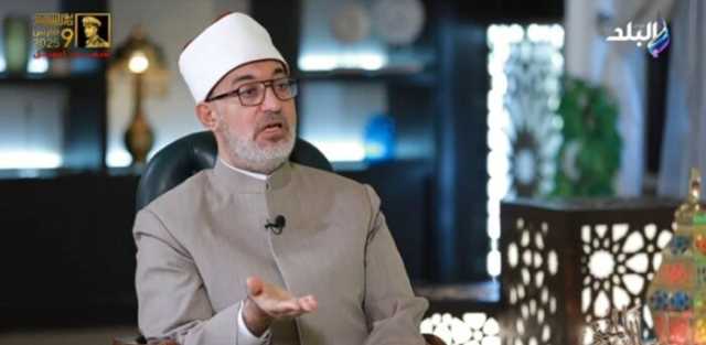 ما حكم القراءة من المصحف في الصلاة.. «المفتي» يوضح «فيديو»