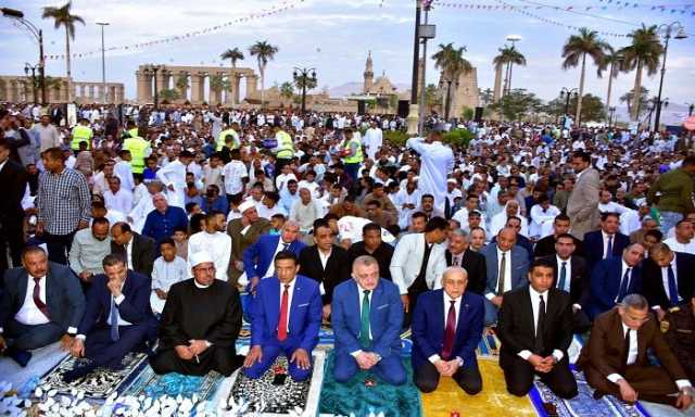 محافظ الأقصر يؤدي صلاة عيد الفطر المبارك وسط جمع غفير من الأهالي بساحة سيدي أبو الحجاج