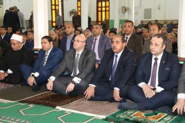 محافظ بني سويف يؤدي شعائر صلاة الجمعة من مسجد عمر بن عبد العزيز