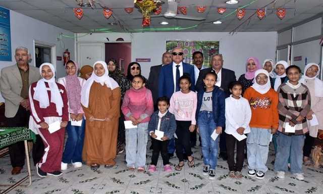 محافظ الأقصر يقدم التهنئة بعيد الفطر المبارك لفتيات جمعية الشابات المسلمات
