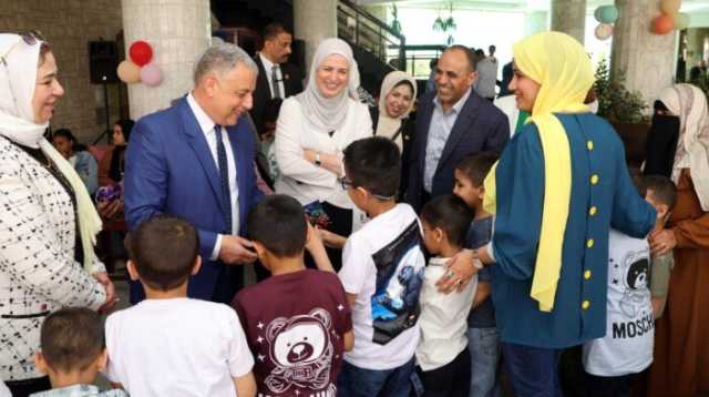 محافظ الإسماعيلية يحتفل بالعيد مع أبناء دار الرحمة لرعاية الفتيات والحضانة الإيوائية