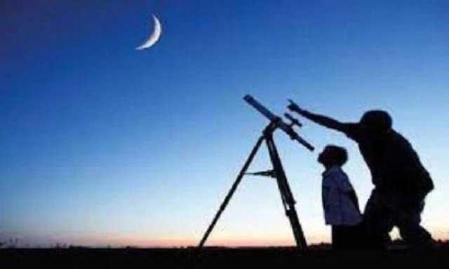 خبير فلكي يلمح إلى صعوبة رؤيته يوم السبت.. «السعودية» تعلن موعد تحري رؤية هلال شوال