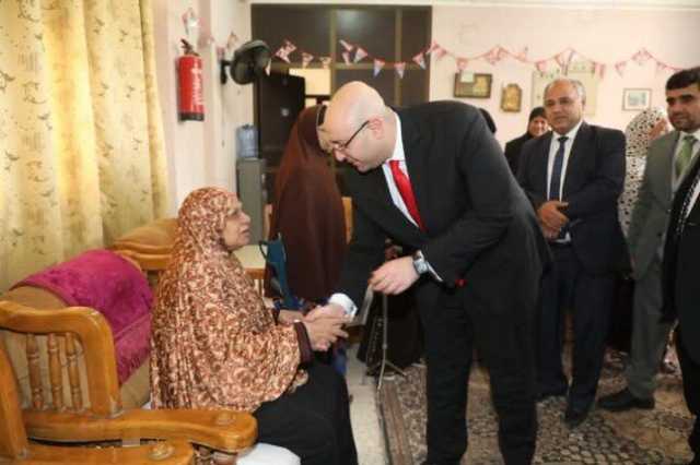 محافظ بني سويف يُعيّد على الأيتام ويتفقد أحوال المُسنين ويقدم لهم التهنئة بعيد الفطر المبارك