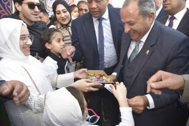 محافظ بورسعيد يؤدي صلاة عيد الفطر بساحة المعمورة بحي الشرق
