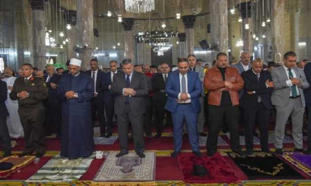 محافظ الإسكندرية يؤدي صلاة عيد الفطر المبارك بمسجد سيدي أبي العباس المرسي