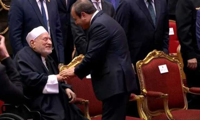 الرئيس السيسي يصافح أحمد عمر هاشم خلال احتفالية وزارة الأوقاف بليلة القدر